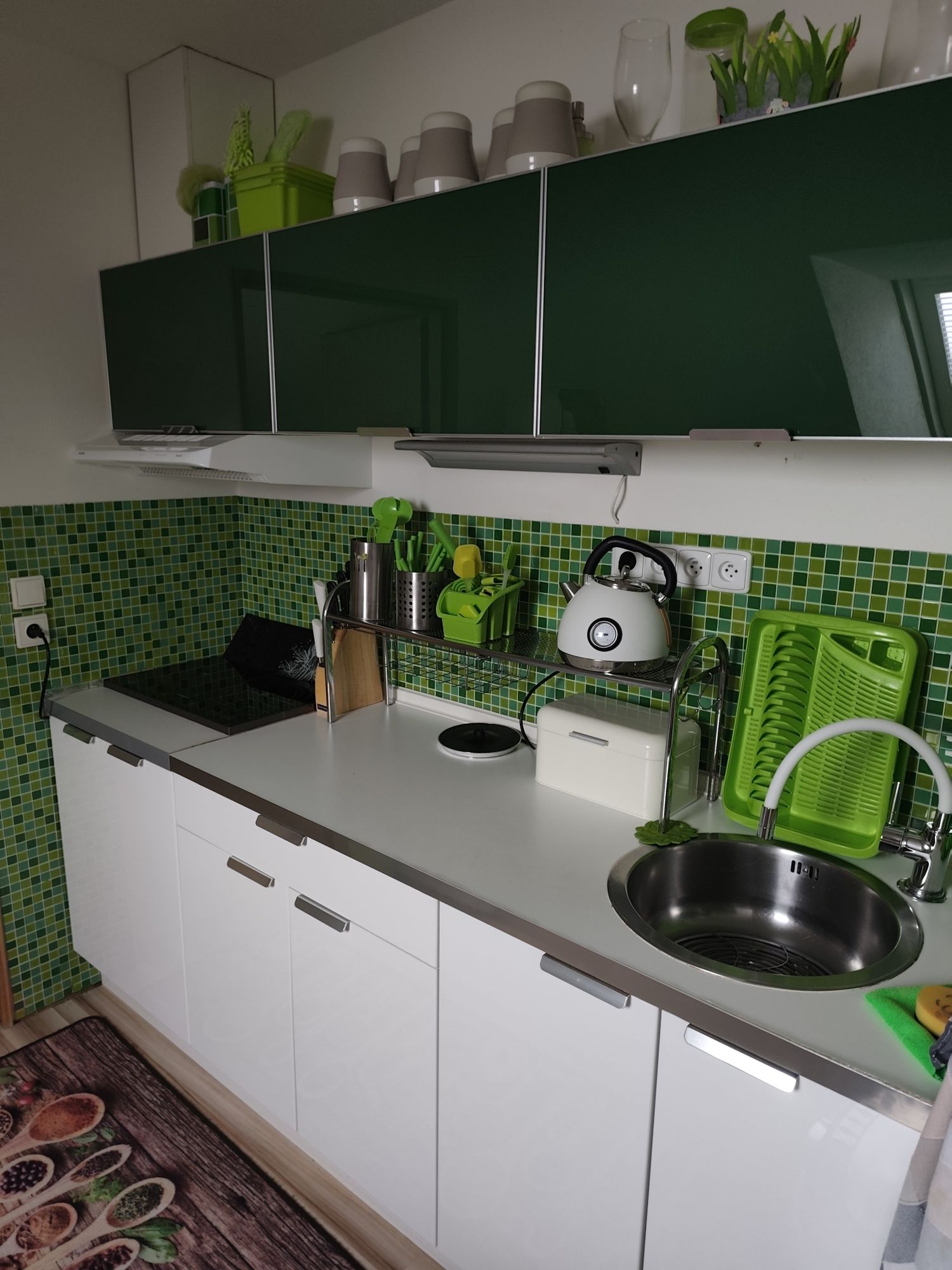 Kuchyňka – detail skříněk a rychlovarné konvice